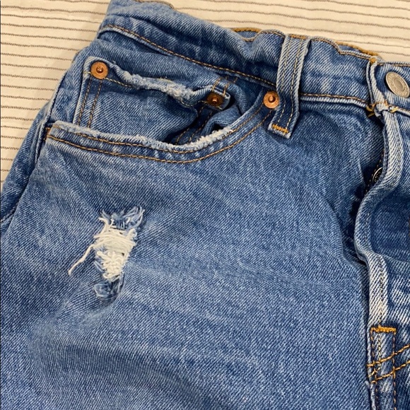Iconic Levi’s 501 Cropped Jeans - Picture 3 of 7